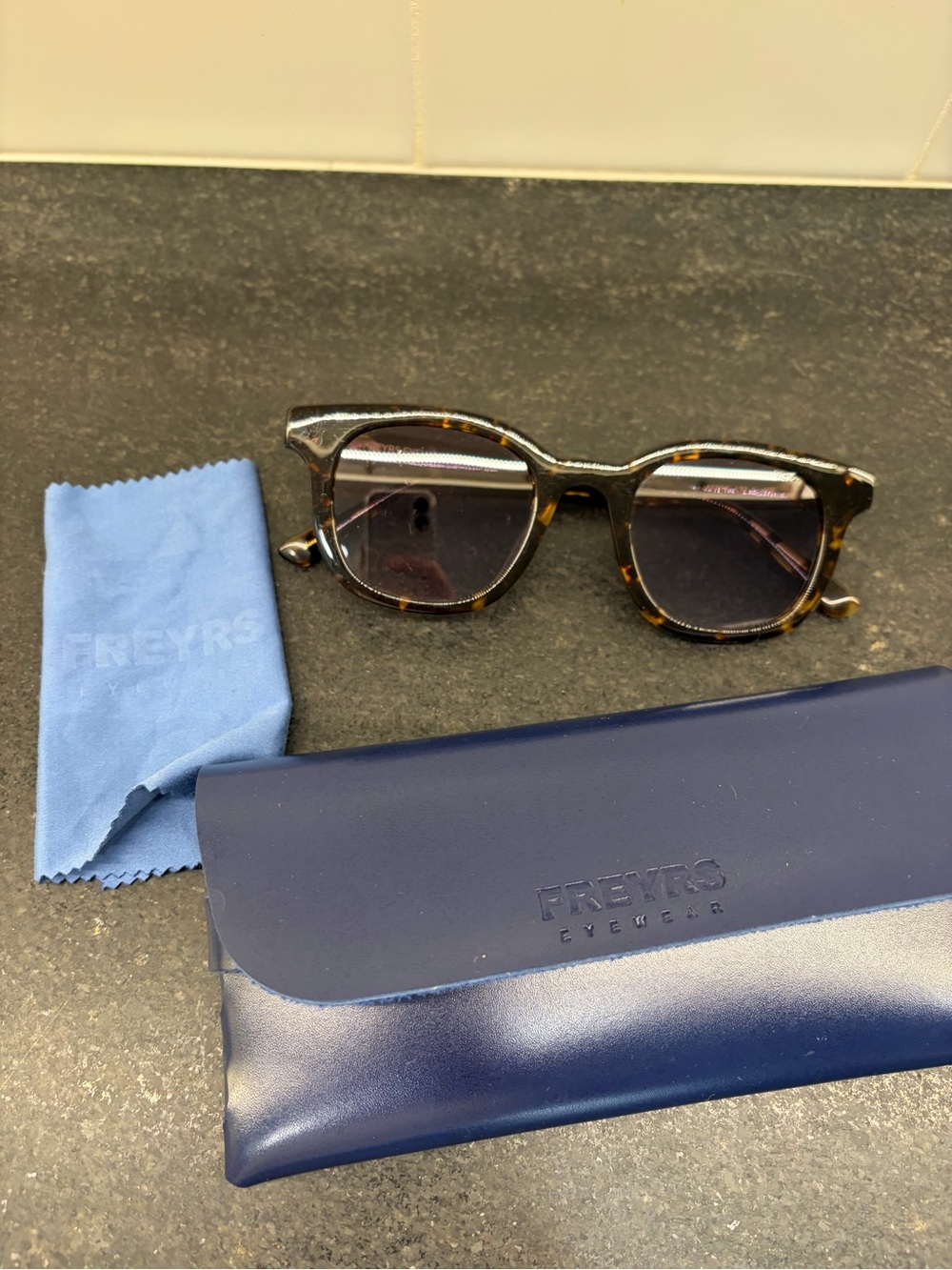 FREYRS Jasper Tortoise Round Sunglasses with Navy Case